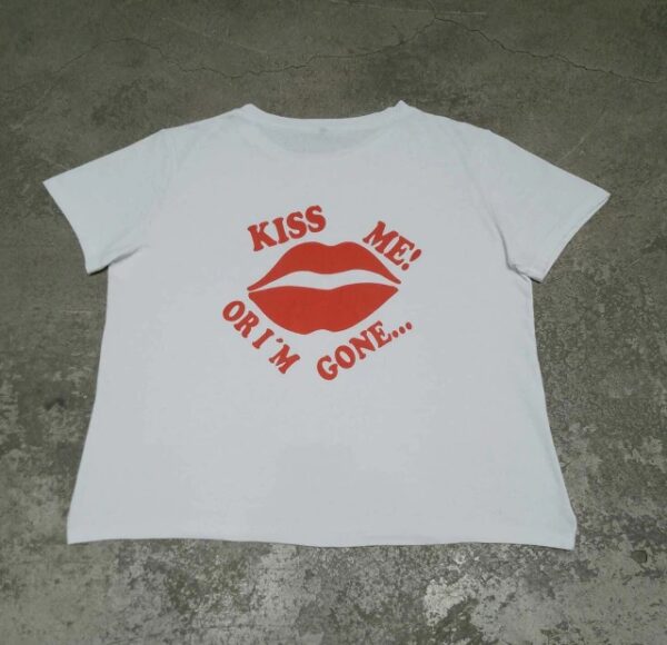 REMERA KISS ME